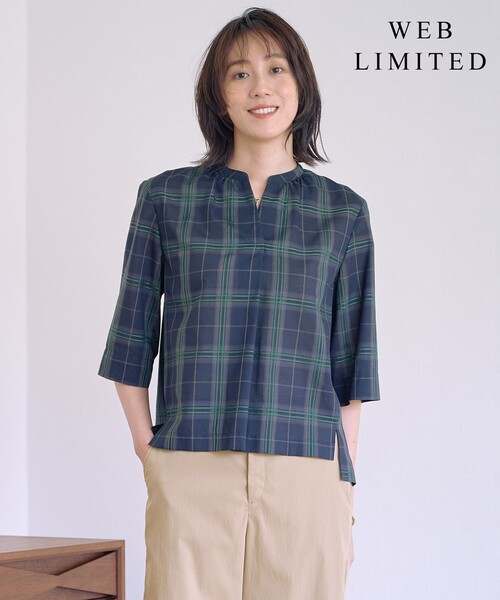 J.PRESS(ジェイプレス)の「【WEB限定カラーあり・洗える】SOFT SHEER チェック キーネック ブラウス(シャツ/ブラウス・レディース・ネイビー系3/グレー系3/ブラウン系3・11/9)」の3枚目の写真