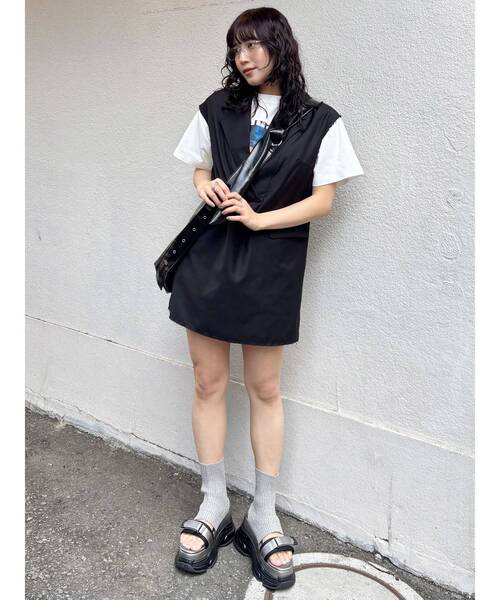 MURUA(ムルーア)の「GLOAMINGオーバーTシャツ(Tシャツ/カットソー・レディース・ホワイト/ブラック・FREE)」の4枚目の写真