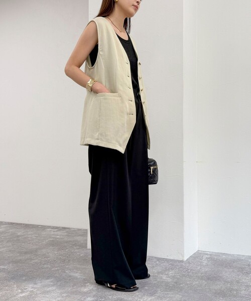 fredy emue（フレディエミュ）の「リネン混Ｖカラージレ（ベスト・レディース・ブラック/ベージュ・38）」の4枚目の写真