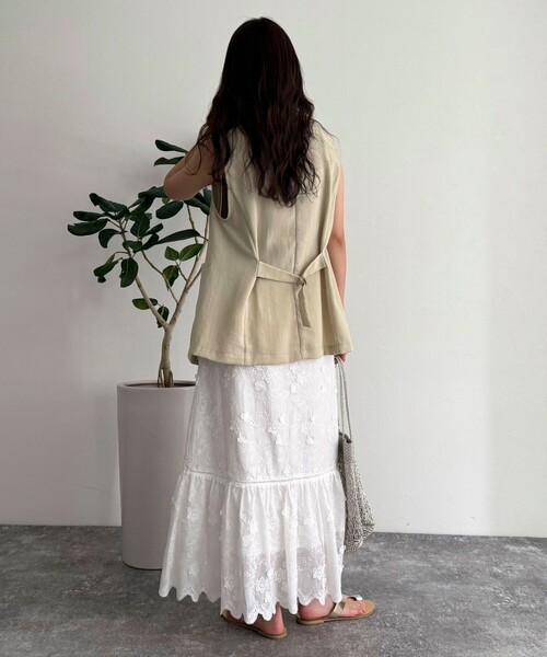 fredy emue（フレディエミュ）の「リネン混Ｖカラージレ（ベスト・レディース・ブラック/ベージュ・38）」の15枚目の写真