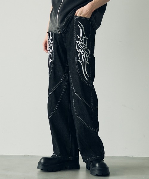 Shoowtime（ショウタイム）の「Embroidered straight denim pants / 刺繍デザインストレートデニムパンツ（デニムパンツ・メンズ・ブラック・MEDIUM/LARGE/X-LARGE）」の2枚目の写真
