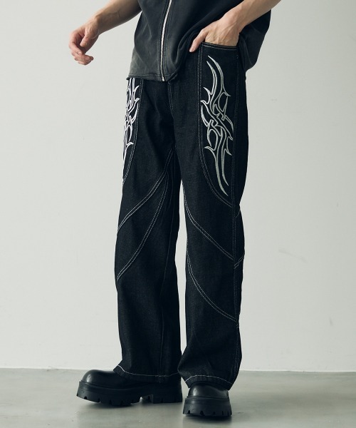 Shoowtime（ショウタイム）の「Embroidered straight denim pants / 刺繍デザインストレートデニムパンツ（デニムパンツ・メンズ・ブラック・MEDIUM/LARGE/X-LARGE）」の3枚目の写真