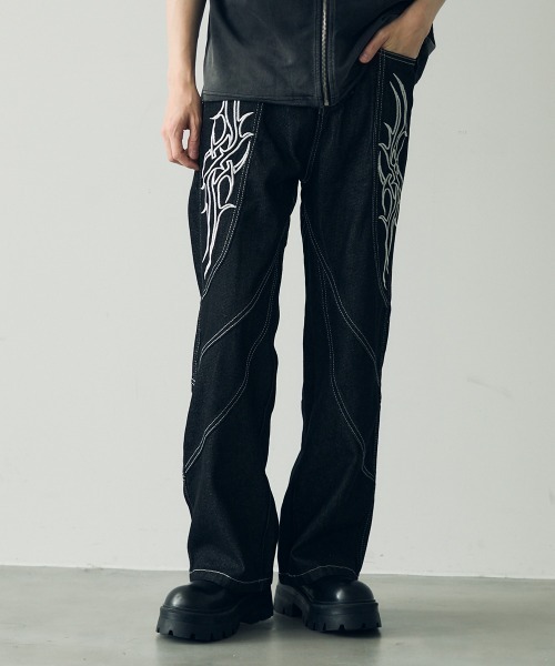Shoowtime（ショウタイム）の「Embroidered straight denim pants / 刺繍デザインストレートデニムパンツ（デニムパンツ・メンズ・ブラック・MEDIUM/LARGE/X-LARGE）」の4枚目の写真