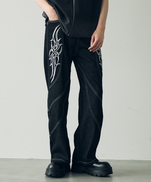 Shoowtime（ショウタイム）の「Embroidered straight denim pants / 刺繍デザインストレートデニムパンツ（デニムパンツ・メンズ・ブラック・MEDIUM/LARGE/X-LARGE）」の5枚目の写真