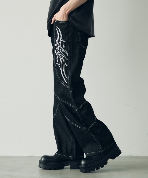 Shoowtime（ショウタイム）の「Embroidered straight denim pants / 刺繍デザインストレートデニムパンツ（デニムパンツ・メンズ・ブラック・MEDIUM/LARGE/X-LARGE）」の6枚目の写真