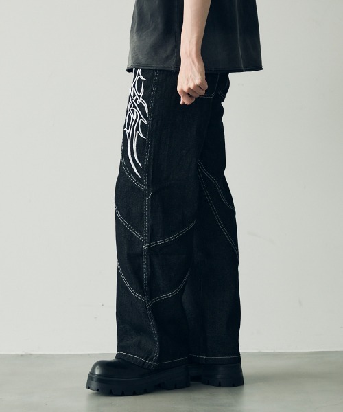 Shoowtime（ショウタイム）の「Embroidered straight denim pants / 刺繍デザインストレートデニムパンツ（デニムパンツ・メンズ・ブラック・MEDIUM/LARGE/X-LARGE）」の7枚目の写真
