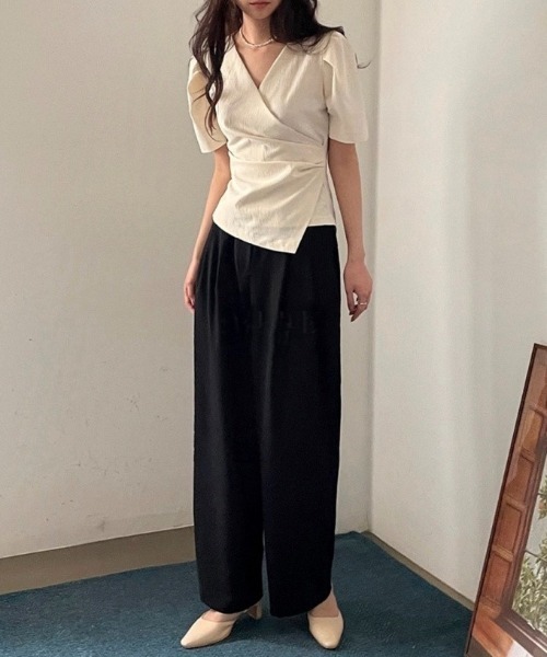 FAVORITO(ファヴォリート)の「イレギュラー半袖Vネックトップス(シャツ/ブラウス・レディース・ベージュ/ブラック・F)」の4枚目の写真