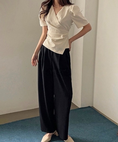 FAVORITO(ファヴォリート)の「イレギュラー半袖Vネックトップス(シャツ/ブラウス・レディース・ベージュ/ブラック・F)」の5枚目の写真