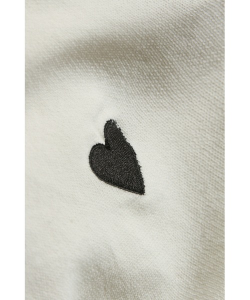 &. NOSTALGIA(アンドドットノスタルジア)の「【ZOZO限定】スポンディッシュハート刺繍半袖ポロニット(ニット/セーター・レディース・ブラック/アイボリー/ホワイト×ブラック・M)」の6枚目の写真
