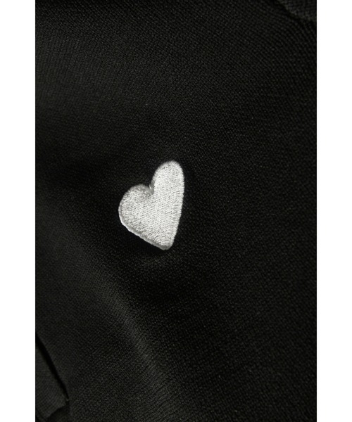 &. NOSTALGIA(アンドドットノスタルジア)の「【ZOZO限定】スポンディッシュハート刺繍半袖ポロニット(ニット/セーター・レディース・ブラック/アイボリー/ホワイト×ブラック・M)」の5枚目の写真