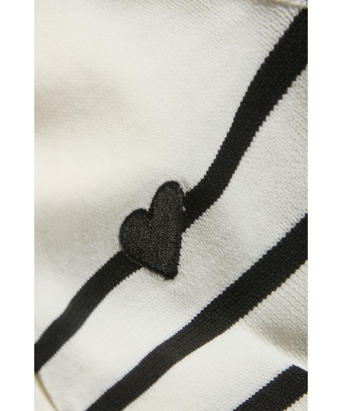 &. NOSTALGIA(アンドドットノスタルジア)の「【ZOZO限定】スポンディッシュハート刺繍半袖ポロニット(ニット/セーター・レディース・ブラック/アイボリー/ホワイト×ブラック・M)」の4枚目の写真