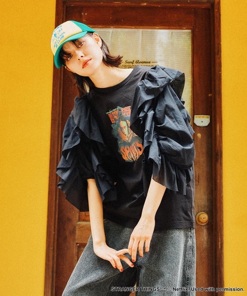 niko and...（ニコアンド）の「【STRANGER THINGS】コラボ ラッフルスリーブTシャツ（Tシャツ/カットソー・レディース・オフホワイト/ブラック・FREE）」の14枚目の写真