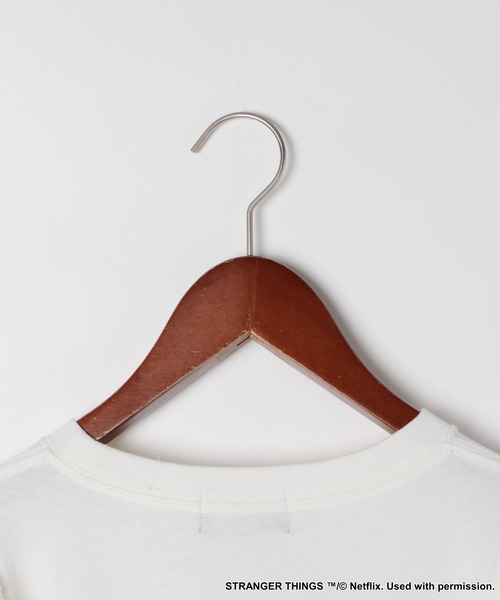 niko and...（ニコアンド）の「【STRANGER THINGS】コラボ ラッフルスリーブTシャツ（Tシャツ/カットソー・レディース・オフホワイト/ブラック・FREE）」の11枚目の写真