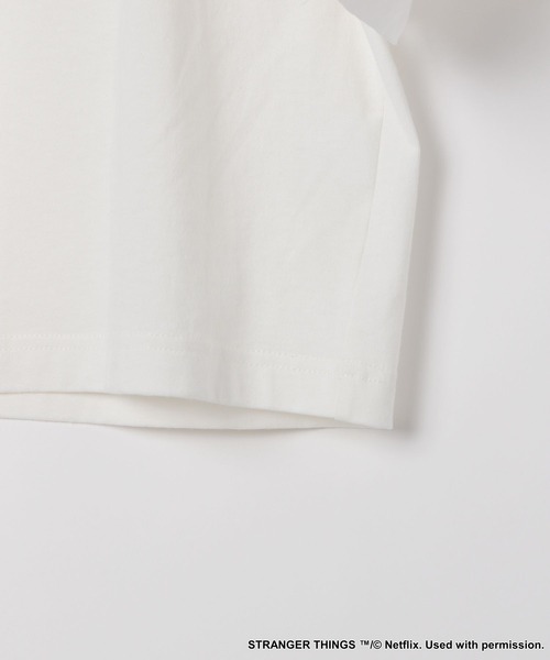 niko and...（ニコアンド）の「【STRANGER THINGS】コラボ ラッフルスリーブTシャツ（Tシャツ/カットソー・レディース・オフホワイト/ブラック・FREE）」の3枚目の写真