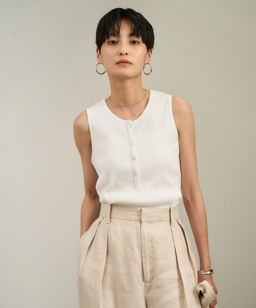 SALON adam et rope'（サロン アダム エ ロペ）の「【WEB限定】プリマベールリブヘンリーネックノースリーブプルオーバー［UVケア・洗える］（タンクトップ・レディース・チャコールグレー/ブラック/オフホワイト・FREE）」の2枚目の写真