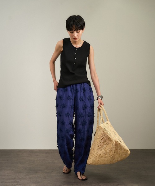 SALON adam et rope'（サロン アダム エ ロペ）の「【WEB限定】プリマベールリブヘンリーネックノースリーブプルオーバー［UVケア・洗える］（タンクトップ・レディース・チャコールグレー/ブラック/オフホワイト・FREE）」の5枚目の写真