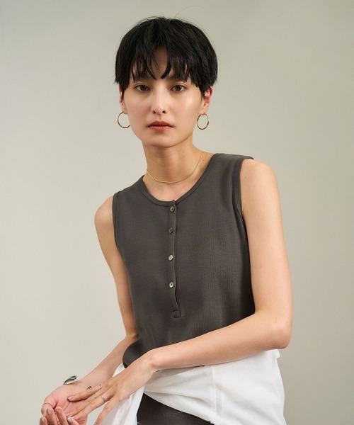 SALON adam et rope'（サロン アダム エ ロペ）の「【WEB限定】プリマベールリブヘンリーネックノースリーブプルオーバー［UVケア・洗える］（タンクトップ・レディース・チャコールグレー/ブラック/オフホワイト・FREE）」の14枚目の写真