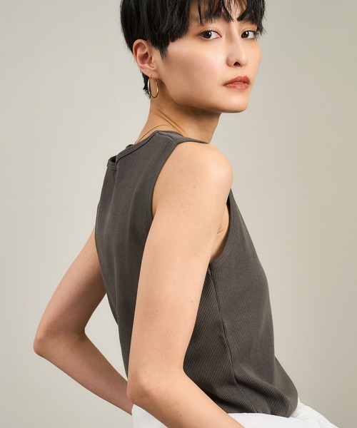 SALON adam et rope'（サロン アダム エ ロペ）の「【WEB限定】プリマベールリブヘンリーネックノースリーブプルオーバー［UVケア・洗える］（タンクトップ・レディース・チャコールグレー/ブラック/オフホワイト・FREE）」の15枚目の写真
