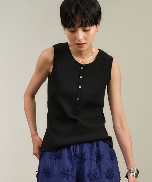 SALON adam et rope'（サロン アダム エ ロペ）の「【WEB限定】プリマベールリブヘンリーネックノースリーブプルオーバー［UVケア・洗える］（タンクトップ・レディース・チャコールグレー/ブラック/オフホワイト・FREE）」の11枚目の写真