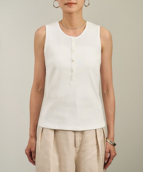 SALON adam et rope'（サロン アダム エ ロペ）の「【WEB限定】プリマベールリブヘンリーネックノースリーブプルオーバー［UVケア・洗える］（タンクトップ・レディース・チャコールグレー/ブラック/オフホワイト・FREE）」の18枚目の写真