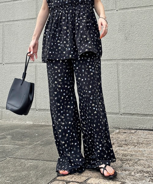 ISOOK（アイスー）の「【ISOOK / アイスー】フラワープリントイージーパンツ / 花柄 セットアップ 柄パンツ イージーパンツ ウエストゴム ハイウエスト ホワイト ブラック 白 黒 ZOZOTOWN限定（その他パンツ・レディース・ブラック/ホワイト・FREE）」の2枚目の写真