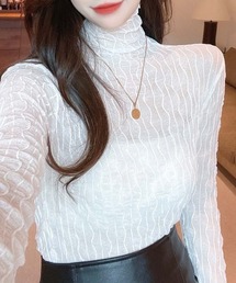 幅広い着こなしに活躍するシアーハイネックTシャツ