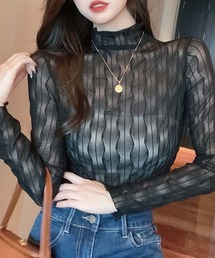 幅広い着こなしに活躍するシアーハイネックTシャツ