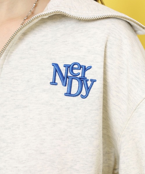 NERDY(ノルディ)の「フリースクロップドハーフジップアップスウェットシャツ(スウェット・レディース・ブラック/ベージュ・SS/M/S)」の17枚目の写真