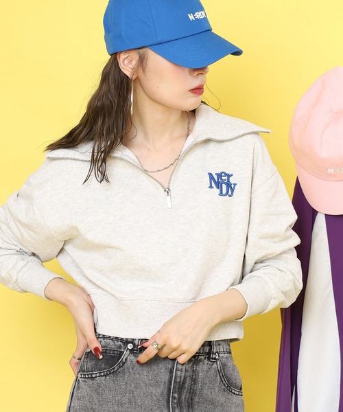 NERDY(ノルディ)の「フリースクロップドハーフジップアップスウェットシャツ(スウェット・レディース・ブラック/ベージュ・SS/M/S)」の5枚目の写真