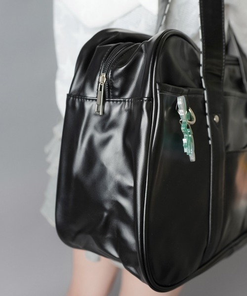 SPINNS（スピンズ）の「学校生活を楽しく♪通学最適◎ 合皮スクールバッグ/スクバ/裏地スター総柄/チェック柄（ハンドバッグ・レディース・ブラック系その他/ブラウン系その他・ONESIZE）」の6枚目の写真