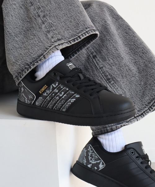 K-SWISS（ケースイス）の「【K-SWISS/ケースイス】シンセティックレザー コートスニーカー（スニーカー・メンズ・ブラック/ホワイト・25.5cm/26.0cm/26.5cm/27.0cm/27.5cm/28.0cm/25.0cm）」の2枚目の写真