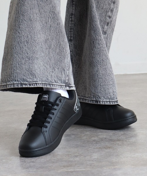 K-SWISS（ケースイス）の「【K-SWISS/ケースイス】シンセティックレザー コートスニーカー（スニーカー・メンズ・ブラック/ホワイト・25.5cm/26.0cm/26.5cm/27.0cm/27.5cm/28.0cm/25.0cm）」の8枚目の写真