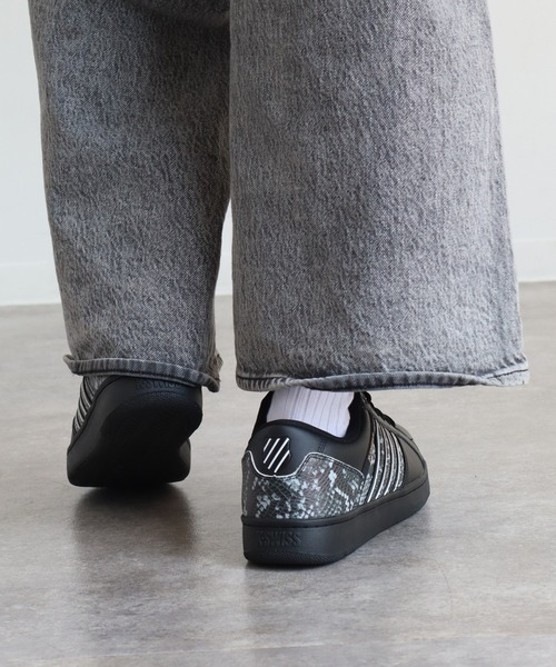 K-SWISS（ケースイス）の「【K-SWISS/ケースイス】シンセティックレザー コートスニーカー（スニーカー・メンズ・ブラック/ホワイト・25.5cm/26.0cm/26.5cm/27.0cm/27.5cm/28.0cm/25.0cm）」の4枚目の写真