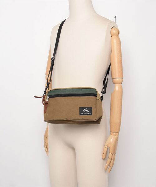 GREGORY（グレゴリー）の「パデッドショルダーポーチM PADDED SHOULDER POUCH M ログキャビンカーキ（ショルダーバッグ・メンズ・マルチ・ONE SIZE）」の2枚目の写真