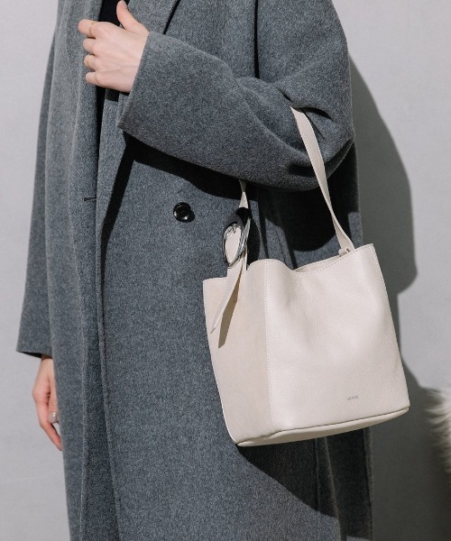 Beau're(ヴュレ)の「【BEAURE/ビュレ】スエードコンビ ショルダー Bag(ショルダーバッグ・レディース・アイボリー/ブラック/グレイッシュベージュ・FREE)」の1枚目の写真