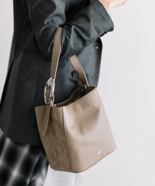 Beau're(ヴュレ)の「【BEAURE/ビュレ】スエードコンビ ショルダー Bag(ショルダーバッグ・レディース・アイボリー/ブラック/グレイッシュベージュ・FREE)」の18枚目の写真