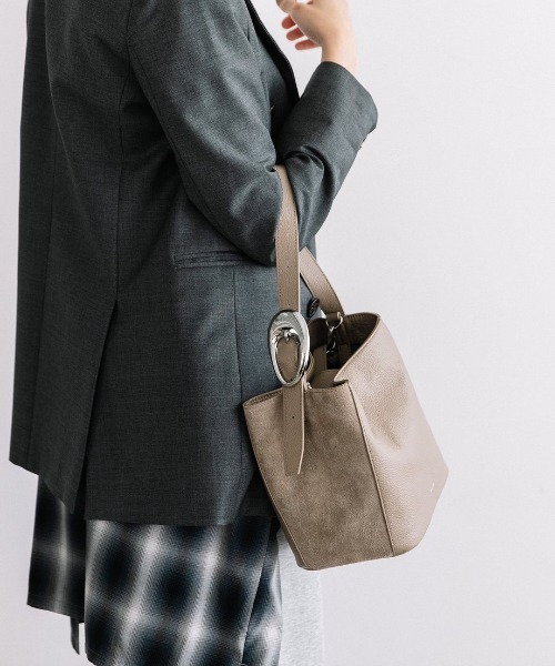 Beau're(ヴュレ)の「【BEAURE/ビュレ】スエードコンビ ショルダー Bag(ショルダーバッグ・レディース・アイボリー/ブラック/グレイッシュベージュ・FREE)」の17枚目の写真