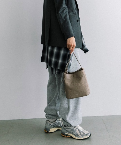 Beau're(ヴュレ)の「【BEAURE/ビュレ】スエードコンビ ショルダー Bag(ショルダーバッグ・レディース・アイボリー/ブラック/グレイッシュベージュ・FREE)」の15枚目の写真