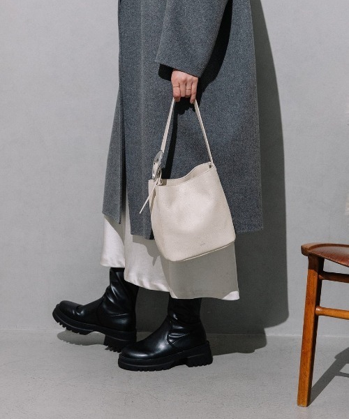 Beau're(ヴュレ)の「【BEAURE/ビュレ】スエードコンビ ショルダー Bag(ショルダーバッグ・レディース・アイボリー/ブラック/グレイッシュベージュ・FREE)」の11枚目の写真