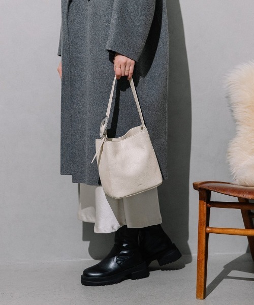 Beau're(ヴュレ)の「【BEAURE/ビュレ】スエードコンビ ショルダー Bag(ショルダーバッグ・レディース・アイボリー/ブラック/グレイッシュベージュ・FREE)」の9枚目の写真