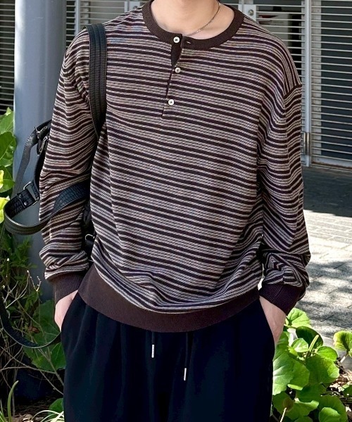 Chikashitsu +（チカシツプラス）の「【Chikashitsu +】cropped henry neck border knit / 【チカシツプラス】クロップドヘンリーネックボーダーニット（Tシャツ/カットソー・メンズ・杢グレー/ブラック/ブラウン・ONE SIZE）」の3枚目の写真