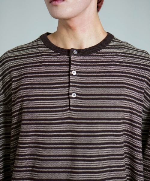 Chikashitsu +（チカシツプラス）の「【Chikashitsu +】cropped henry neck border knit / 【チカシツプラス】クロップドヘンリーネックボーダーニット（Tシャツ/カットソー・メンズ・杢グレー/ブラック/ブラウン・ONE SIZE）」の17枚目の写真