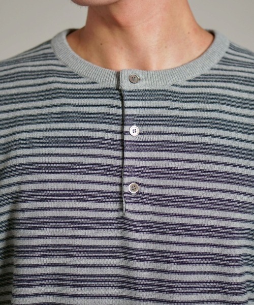 Chikashitsu +（チカシツプラス）の「【Chikashitsu +】cropped henry neck border knit / 【チカシツプラス】クロップドヘンリーネックボーダーニット（Tシャツ/カットソー・メンズ・杢グレー/ブラック/ブラウン・ONE SIZE）」の4枚目の写真