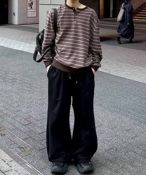 Chikashitsu +（チカシツプラス）の「【Chikashitsu +】cropped henry neck border knit / 【チカシツプラス】クロップドヘンリーネックボーダーニット（Tシャツ/カットソー・メンズ・杢グレー/ブラック/ブラウン・ONE SIZE）」の8枚目の写真