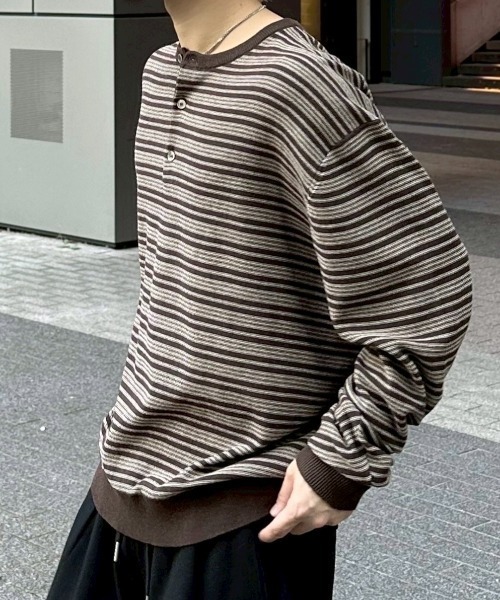 Chikashitsu +（チカシツプラス）の「【Chikashitsu +】cropped henry neck border knit / 【チカシツプラス】クロップドヘンリーネックボーダーニット（Tシャツ/カットソー・メンズ・杢グレー/ブラック/ブラウン・ONE SIZE）」の11枚目の写真