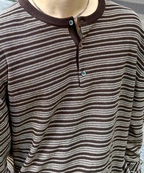Chikashitsu +（チカシツプラス）の「【Chikashitsu +】cropped henry neck border knit / 【チカシツプラス】クロップドヘンリーネックボーダーニット（Tシャツ/カットソー・メンズ・杢グレー/ブラック/ブラウン・ONE SIZE）」の13枚目の写真