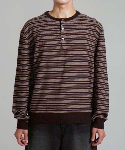 Chikashitsu +（チカシツプラス）の「【Chikashitsu +】cropped henry neck border knit / 【チカシツプラス】クロップドヘンリーネックボーダーニット（Tシャツ/カットソー・メンズ・杢グレー/ブラック/ブラウン・ONE SIZE）」の14枚目の写真