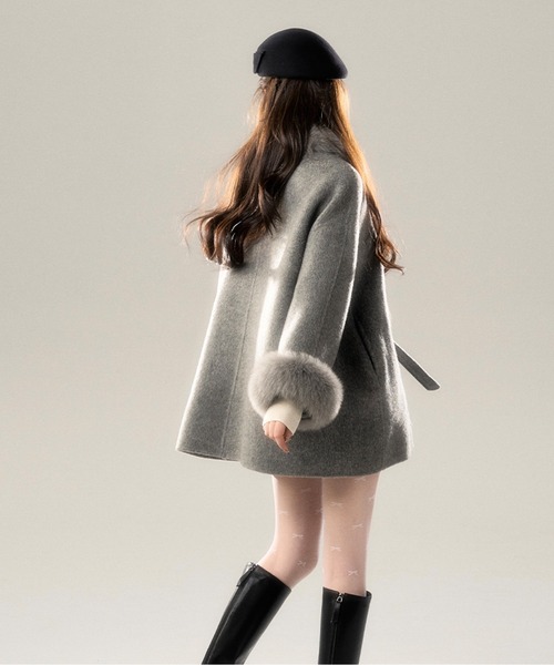 CHUL（チュル）の「エコファーリボンアクセントクラシカルコート（その他アウター・レディース・グレー/ホワイト・SMALL/MEDIUM）」の5枚目の写真