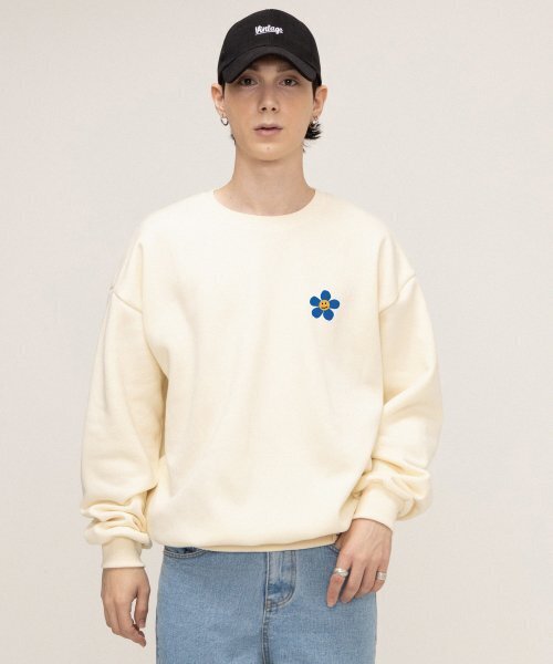 GRAVER（グレーバー）の「[UNISEX]ブルーフラワードットスマイルロゴマンツーマン_クリーム（スウェット・レディース・アイボリー・SMALL/MEDIUM/LARGE/X-LARGE）」の2枚目の写真