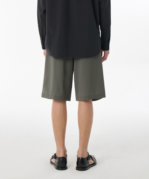 MUSINSA STANDARD（ムシンサスタンダード）の「リネンライクワンタックワイドバンディングショーツ[カーキグレー]（その他パンツ・メンズ・その他・40/26/28/38/42/36/34/32/30）」の2枚目の写真